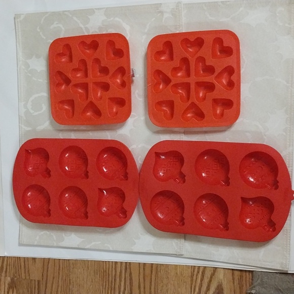 Wilton Christmas Ornaments & Ikea Hearts Silicone Molds Set Of 4. - Picture 1 of 5